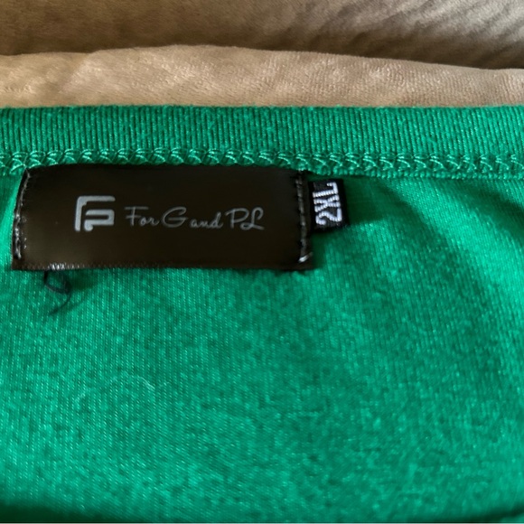 Bright green long sleeves at Patty’s day tshirt/never worn - Picture 2 of 2